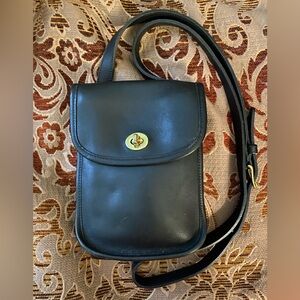 COACH VINTAGE Small Side Pack. 9978 Black
Excellent Condition